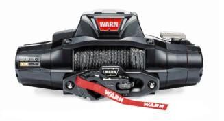 Warn ZEON XP 10‑S 12V sähkövinssi, jossa Spydura‑synteettinen köysi ja musta taottu alumiininen fairlead. Kompakti ja kestävä premium‑vinssi vaativaan käyttöön.