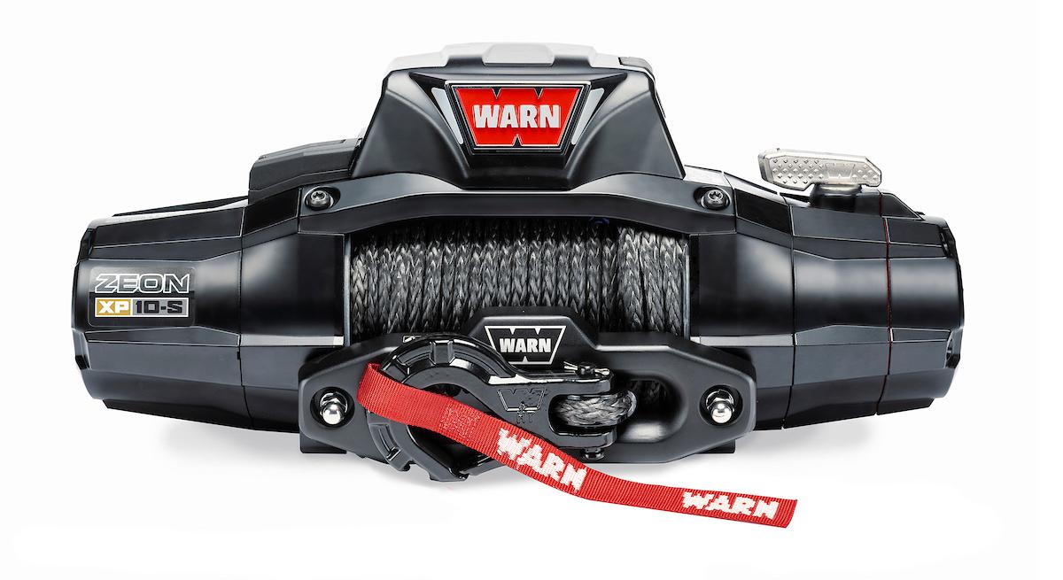 Warn ZEON XP 10‑S 12V sähkövinssi, jossa Spydura‑synteettinen köysi ja musta taottu alumiininen fairlead. Kompakti ja kestävä premium‑vinssi vaativaan käyttöön.