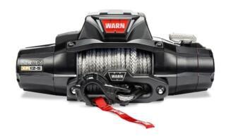 Warn ZEON XP 12‑S 12V sähkövinssi, jossa Spydura Pro ‑synteettinen köysi ja musta taottu alumiininen fairlead. Premium‑luokan vinssi vaativaan offroad‑ ja ammattikäyttöön.