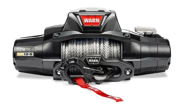 Warn ZEON XP 12‑S 12V sähkövinssi, jossa Spydura Pro ‑synteettinen köysi ja musta taottu alumiininen fairlead. Premium‑luokan vinssi vaativaan offroad‑ ja ammattikäyttöön.