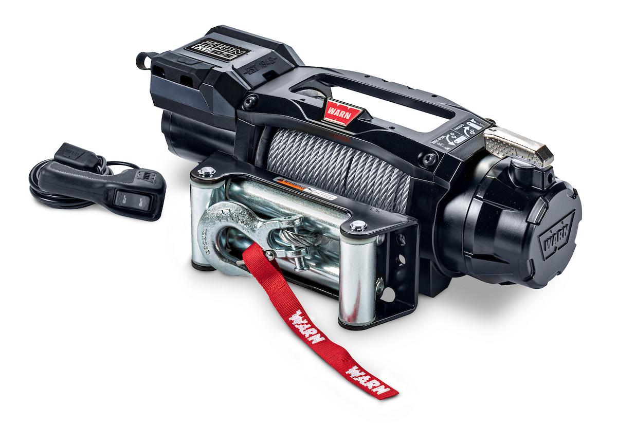 Warn ZEON XC 10 12V vinssi 110410 matalaprofiilisella rungolla, teräsvaijeri ja rullakita näkyvissä