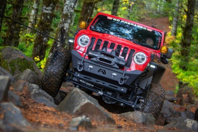 WARN ZEON XD vinssi punaisen Jeepin keulalla
